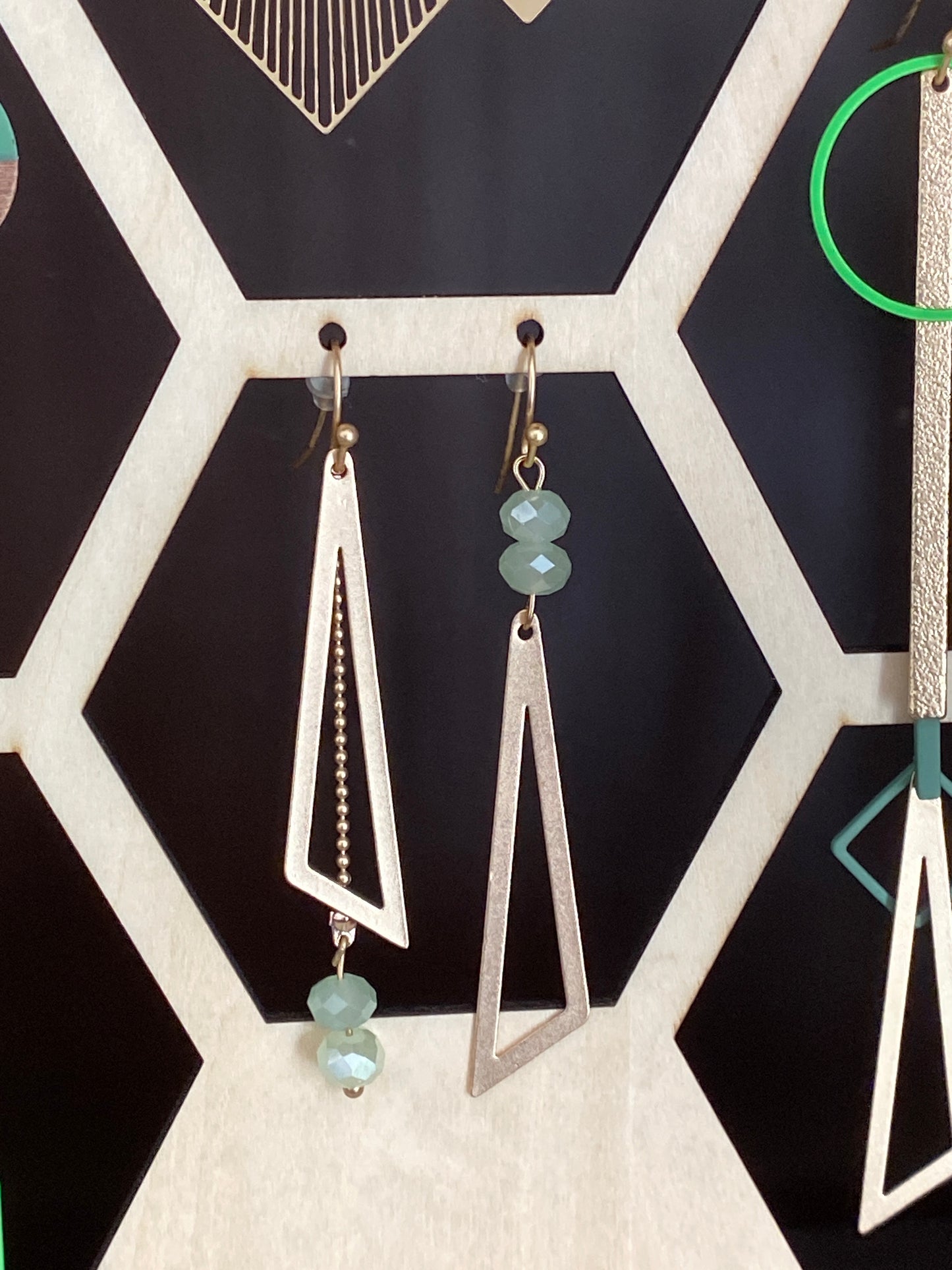 Asymmetrie gouden ruiten en pastelgroene parels