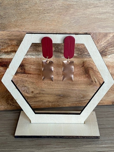 gegolfd rosé plaatje aan bordeaux ovalen oorknoppen