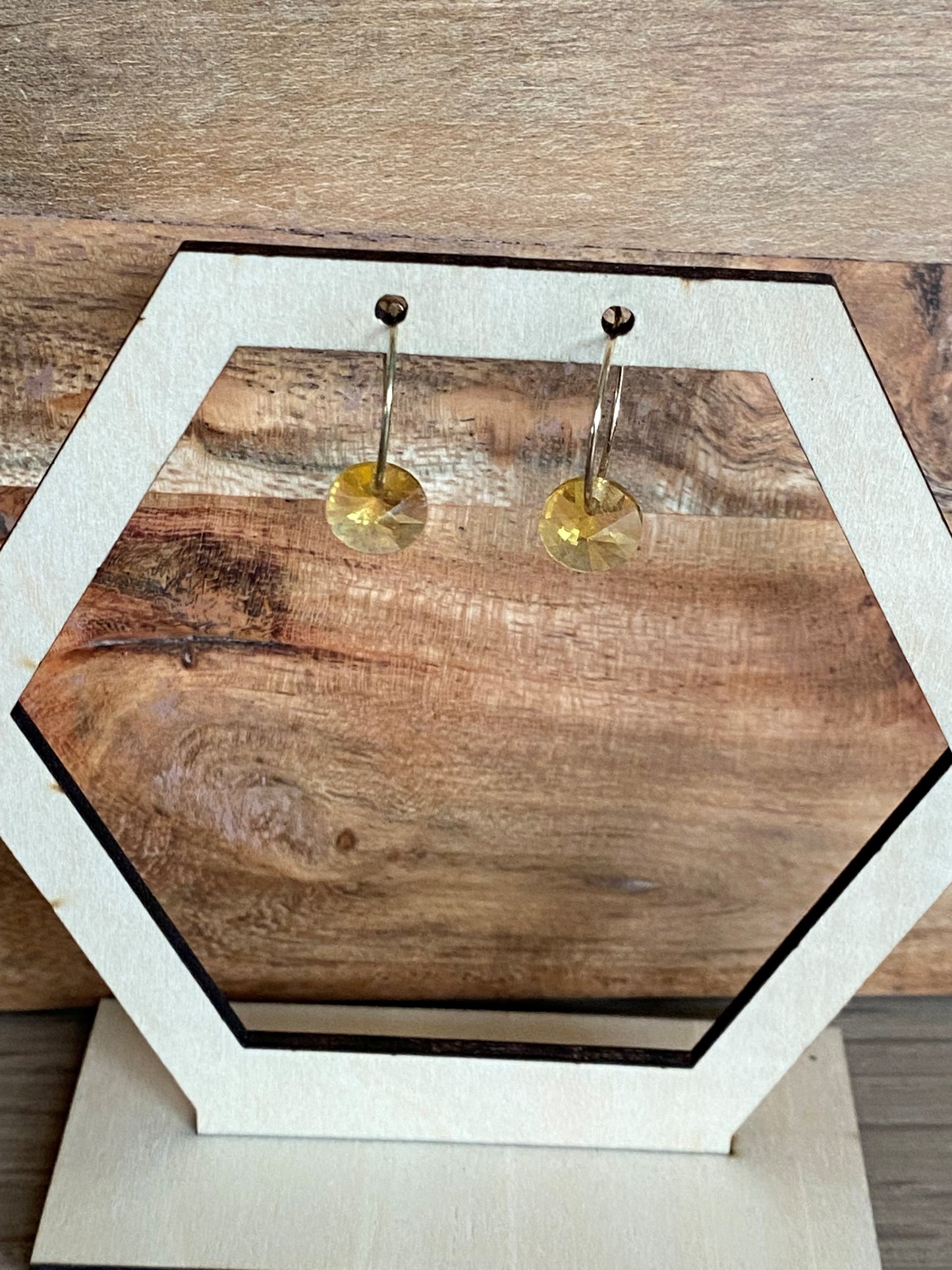 gele glasparel aan gouden ronde oorhaak