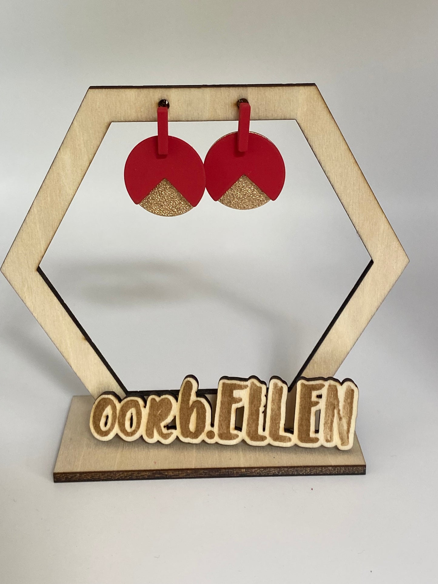 Gouden cirkel aan rood staafje met rode cirkel (met hap uit)