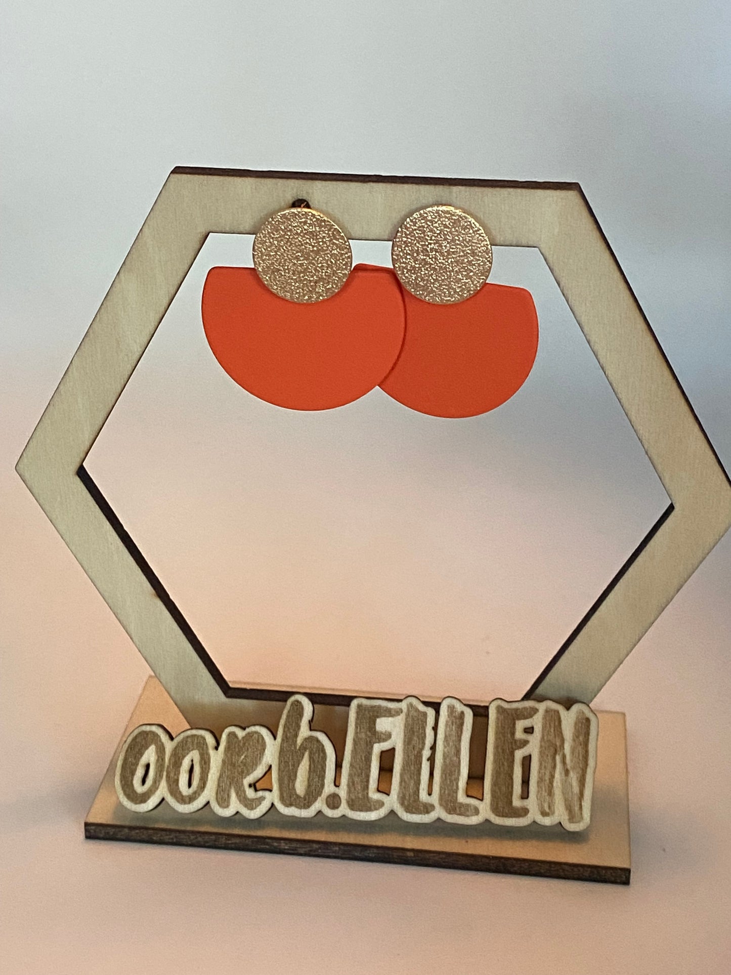 Bedel ondergaande zon oranje aan gouden ronde oorknop