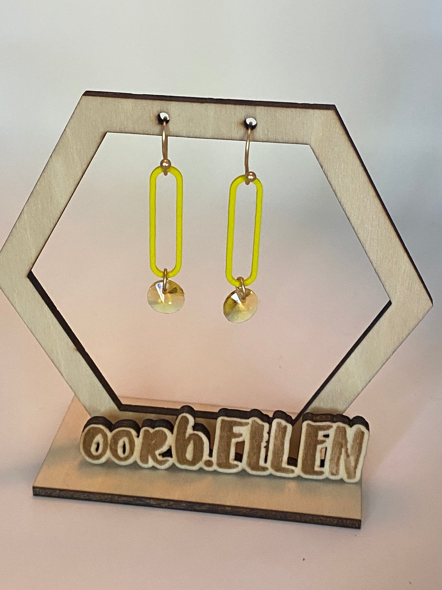 Gele parels aan fluogele bedel