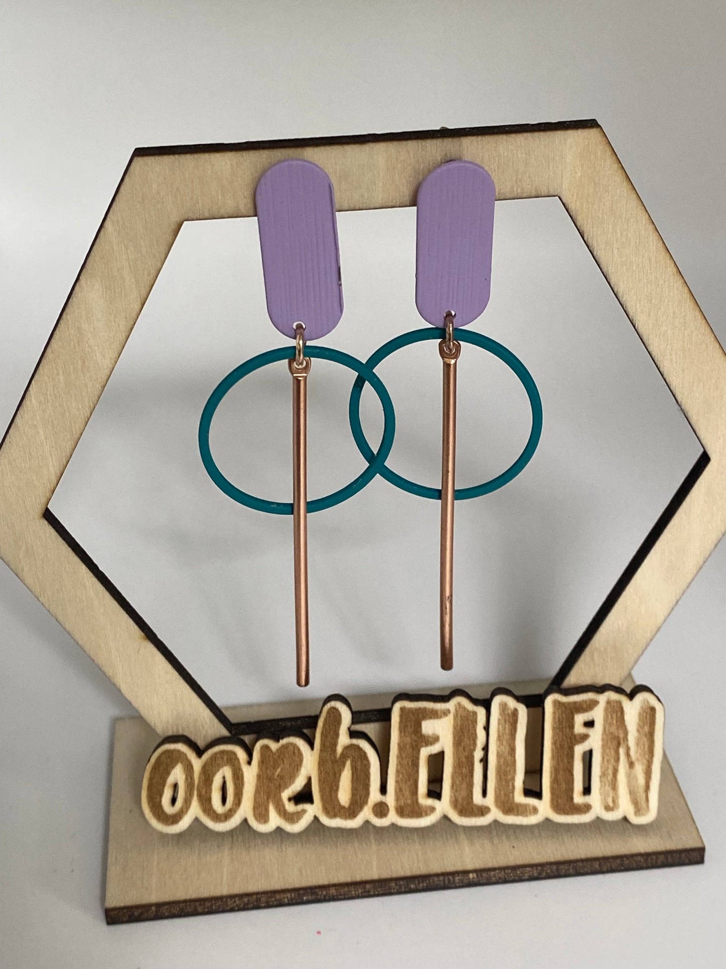 Turquoise open cirkel + rosé staafje aan lila ovalen oorknopen