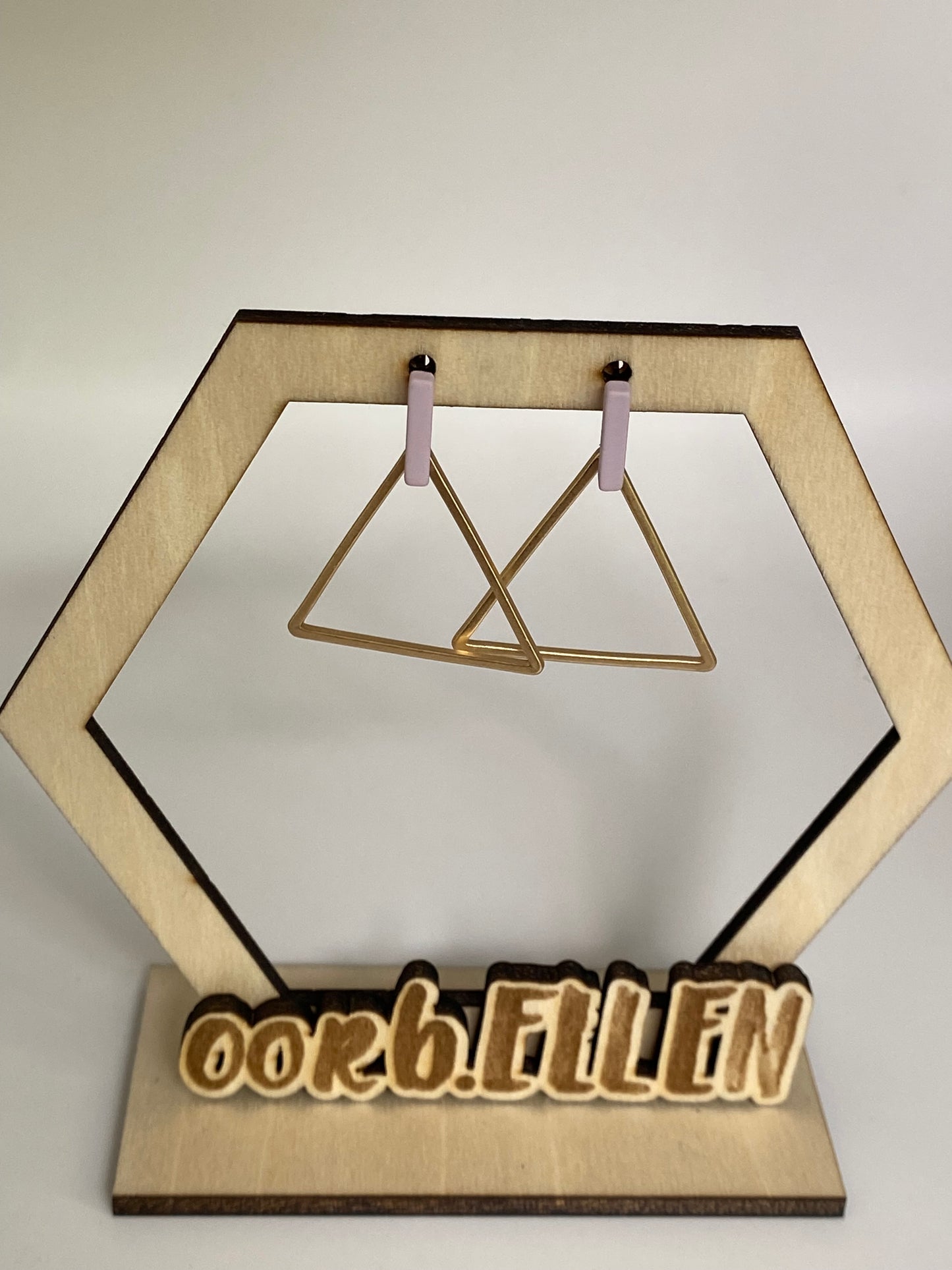 Gouden driehouken aan lila staafjes