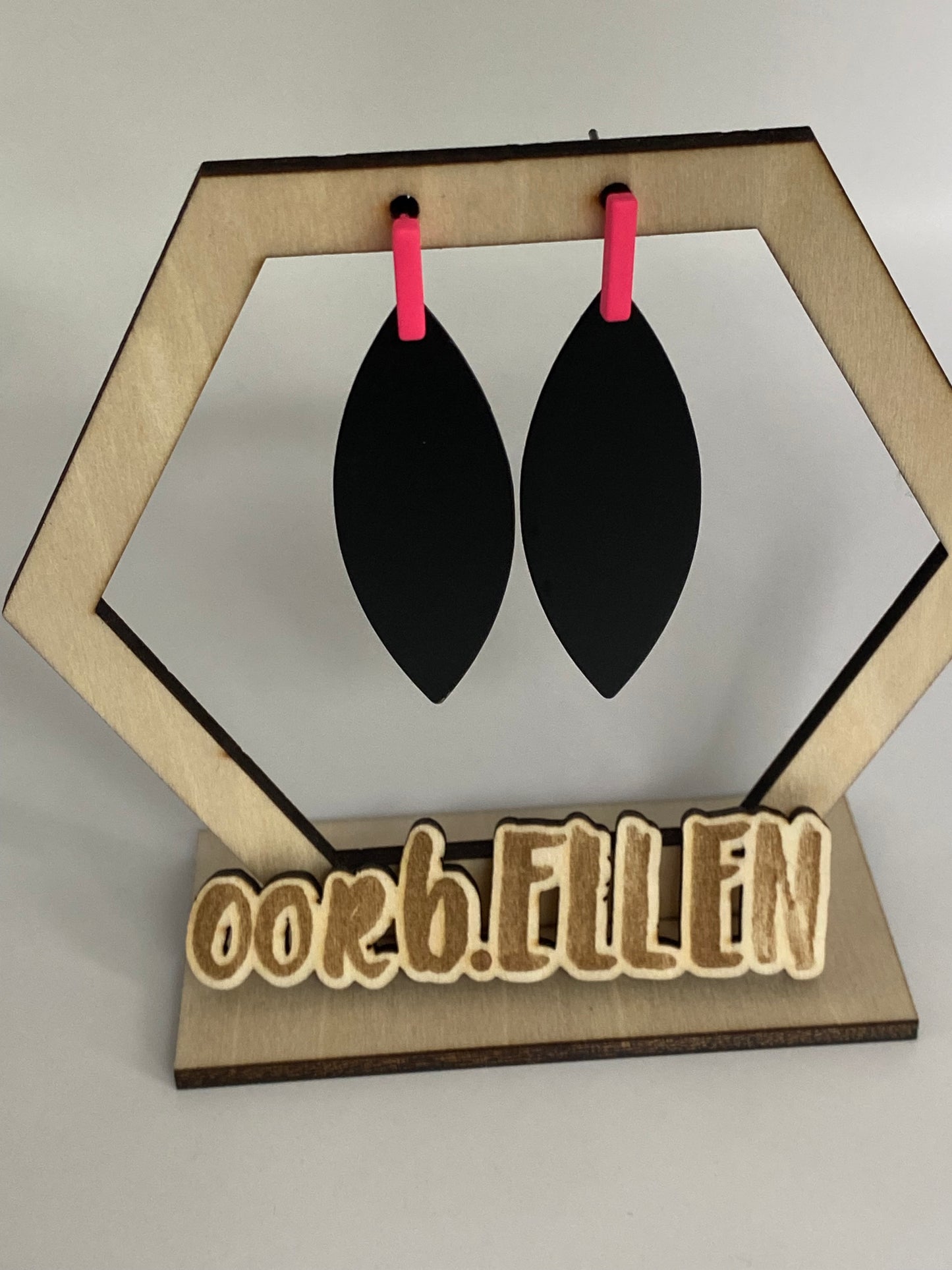 Zwarte ellipsen aan fluoroze staafjes