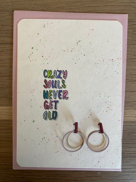 kaartjes met oorbellen crazy souls never get old