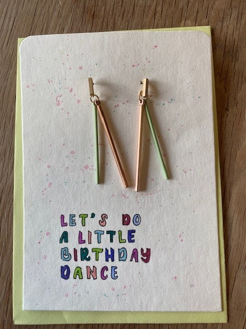 kaartje met oorbellen let's do a little birthday dance