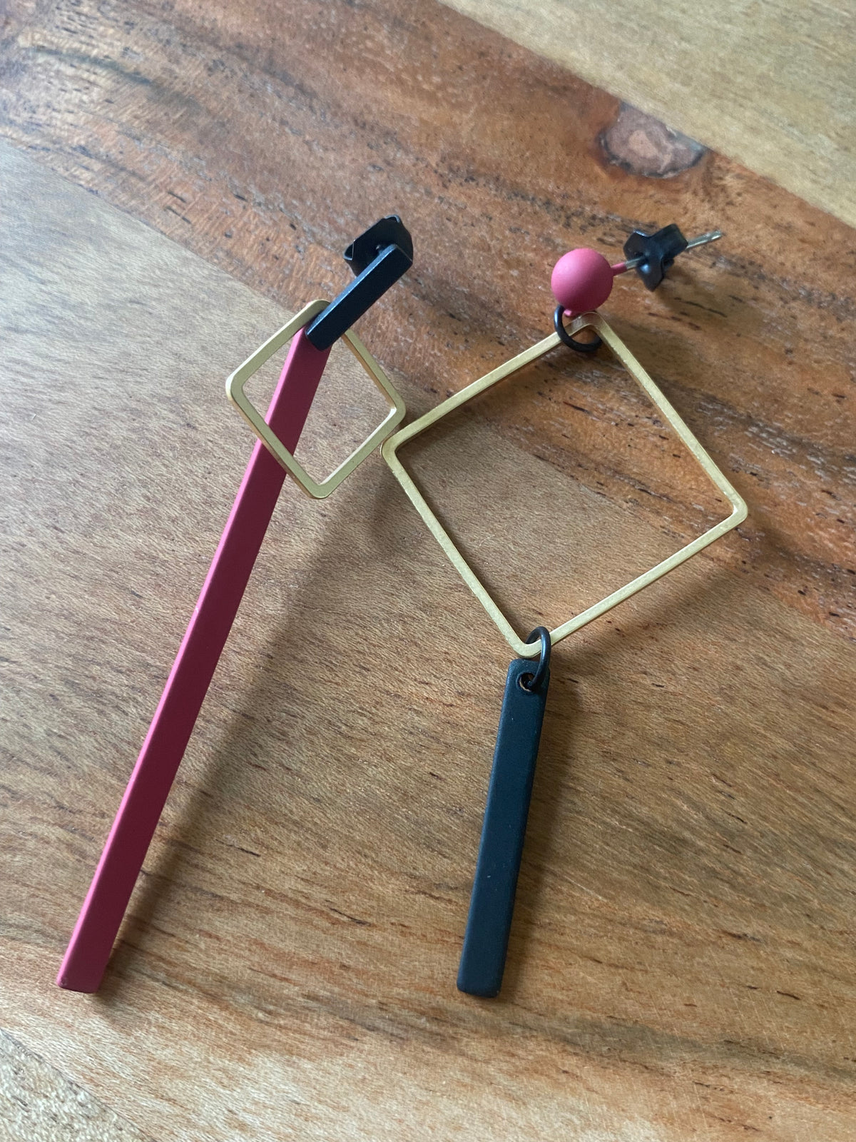 Asymmetrie zwart en Bordeaux