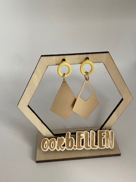 Asymmetrisch paartje grote ruiten/pastelgeel open ovalen oorknopje