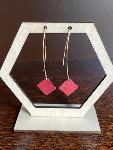 bordeaux vierkantjes aan lange gouden boog