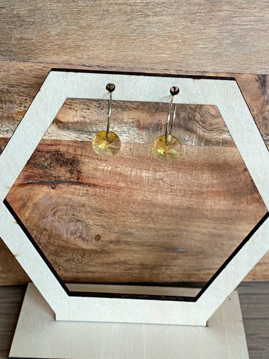 gele glasparel aan gouden ronde oorhaak