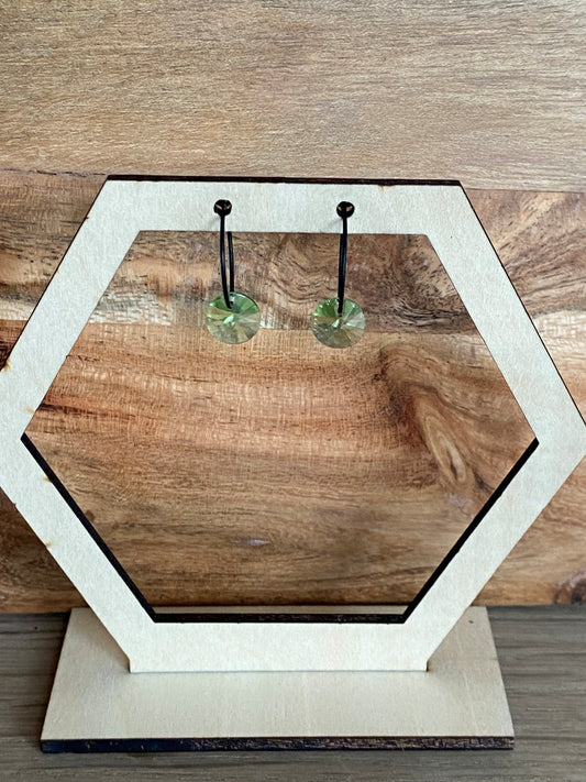 groene glasparel aan zwart kleine ronde oorhaak