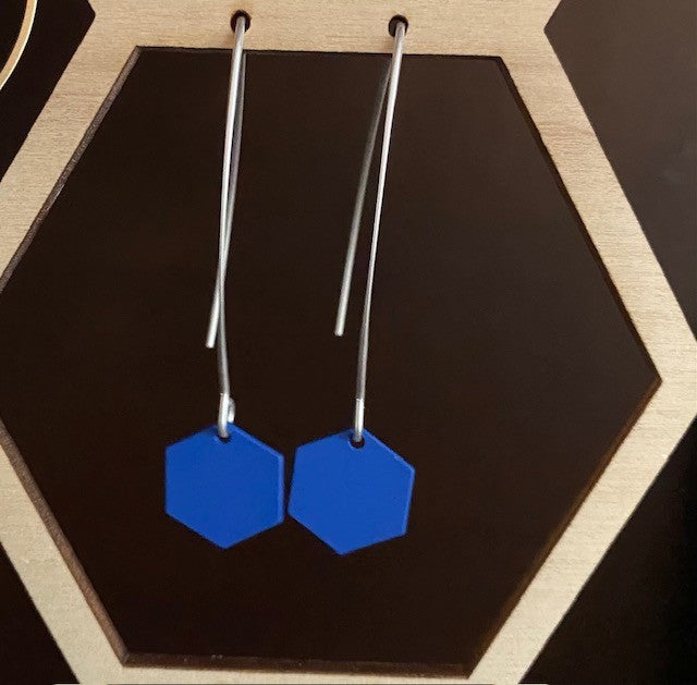 hemelsblauwe kleine zeshoekjes aan mat zilver lange boog