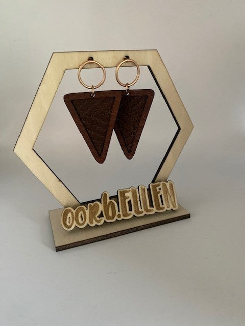 houten driehoeken aan rosé open cirkels