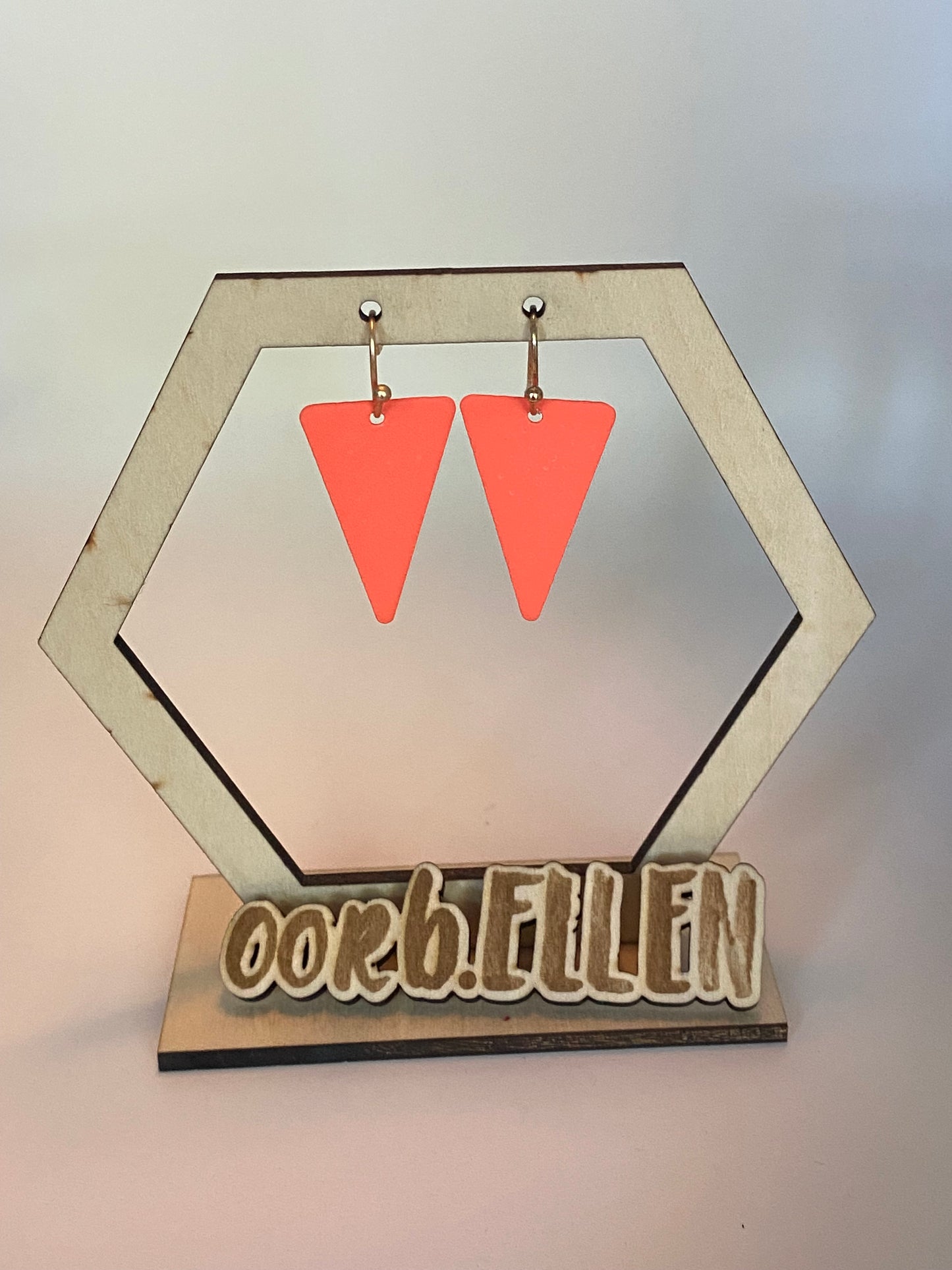 Fluo oranje driehoeken aan haakje