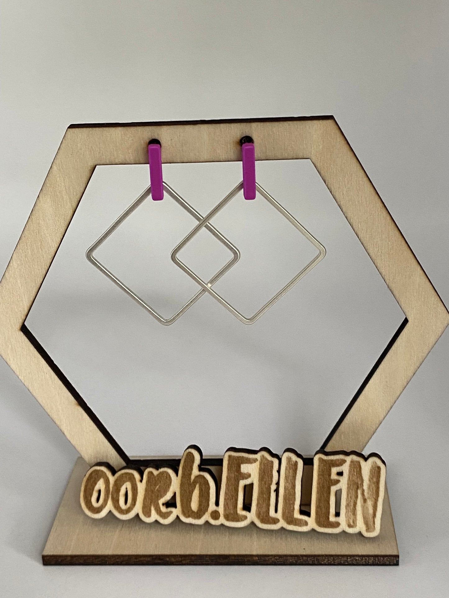 Mat zilveren vierkanten aan paarse staafjes