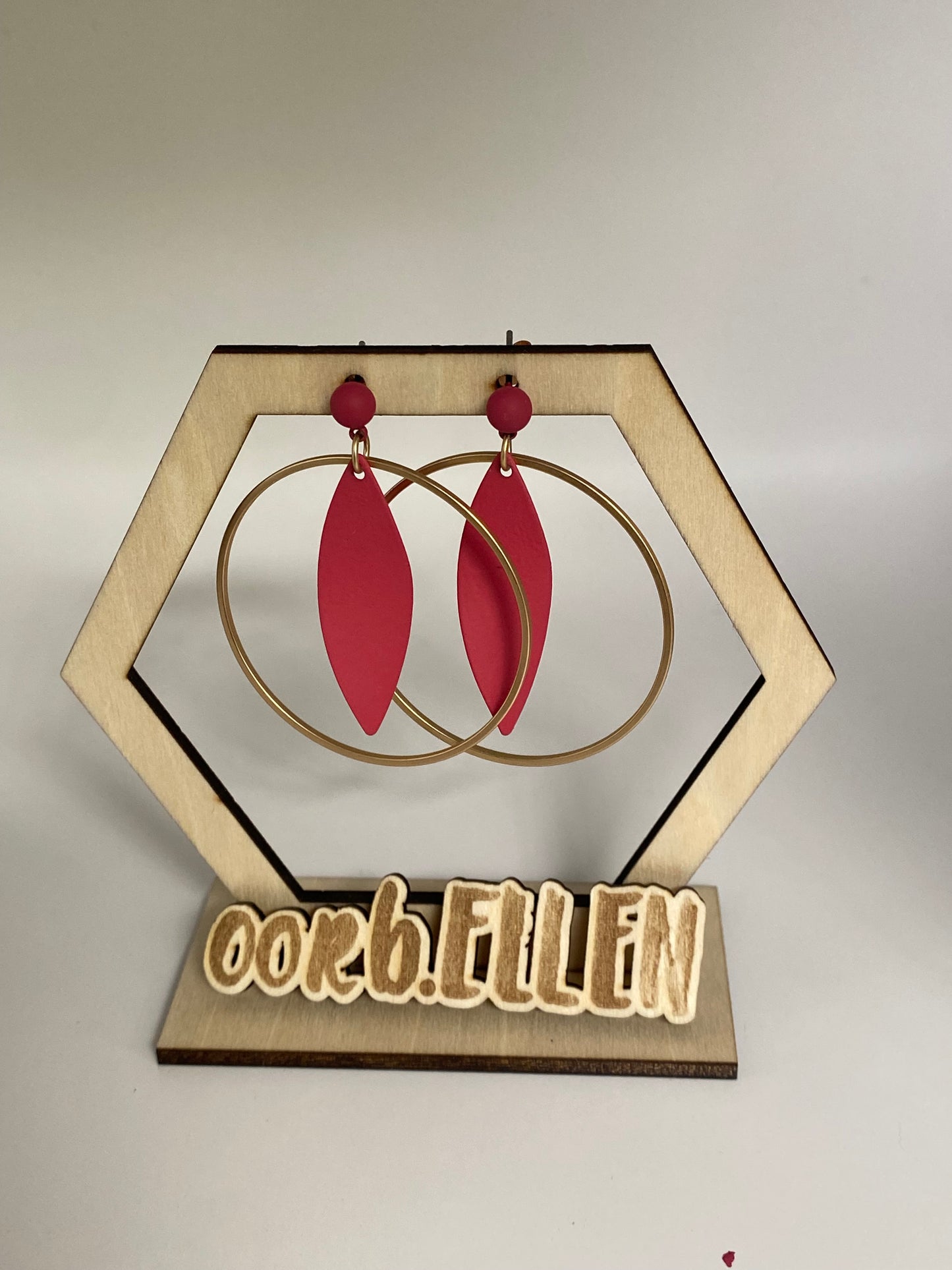 Grote gouden cirkel + frambozen wippend blaadje aan frambozen oorknopje