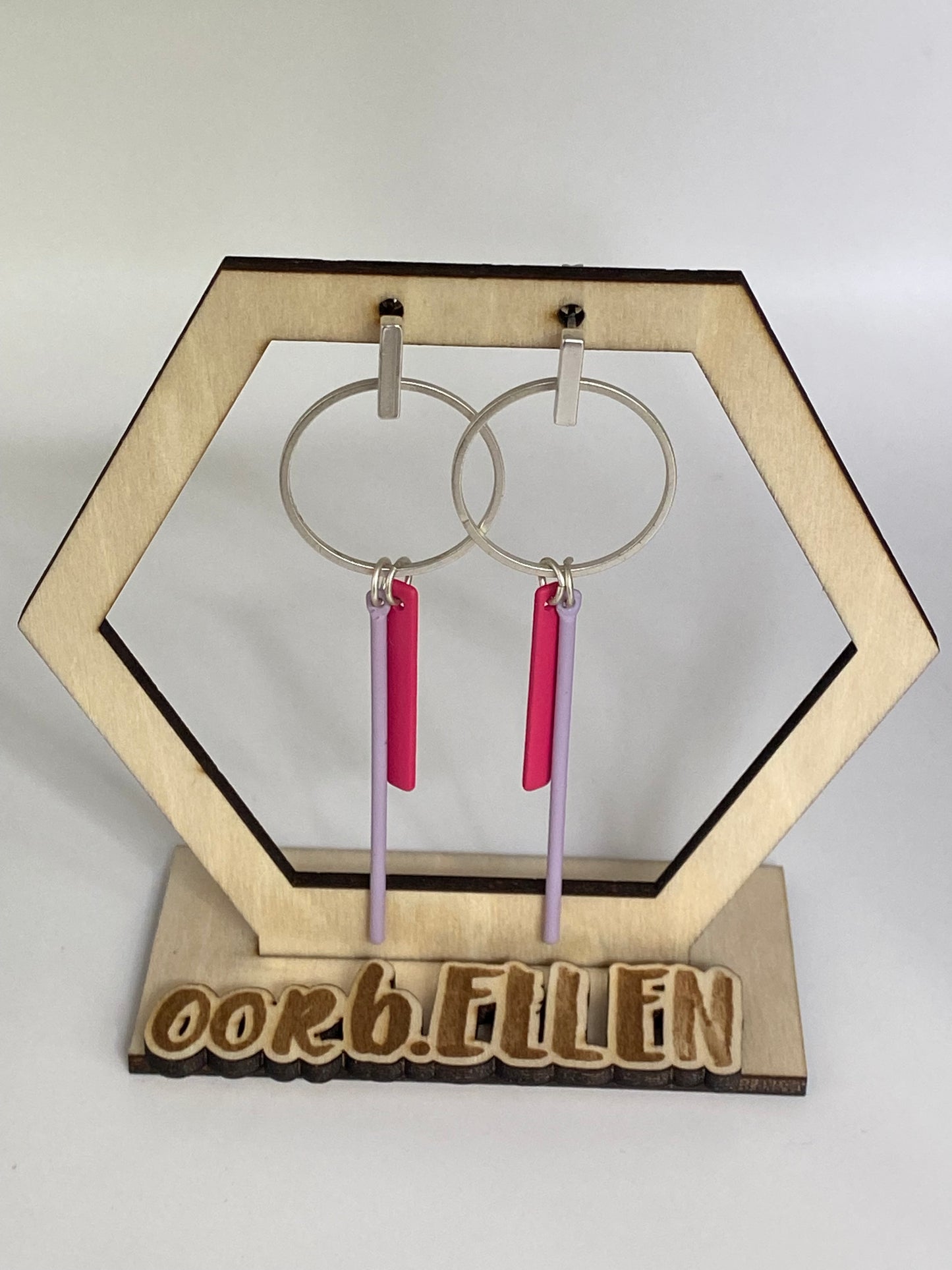 Mat zilveren stafje+cirkel  met paarse en fluoroze staafjes