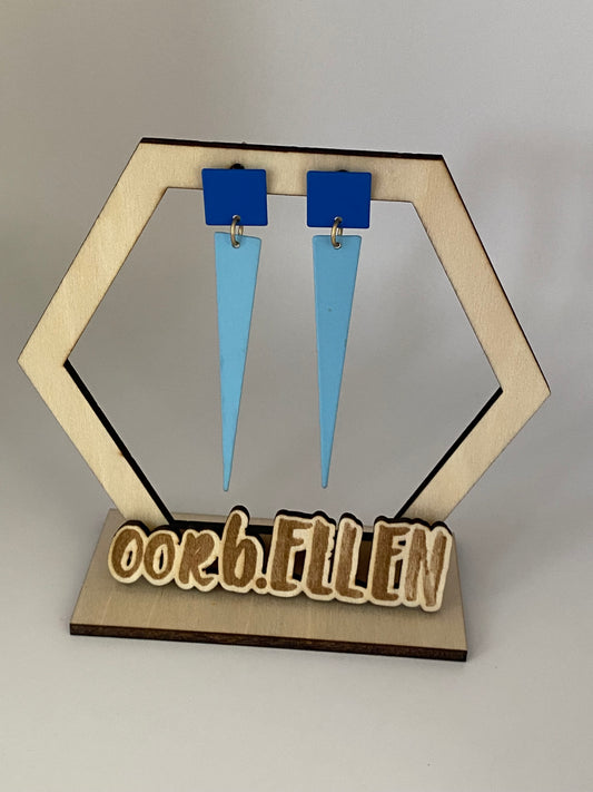 Lange lichtblauwe driehoeken aan blauwe vierkante knopjes