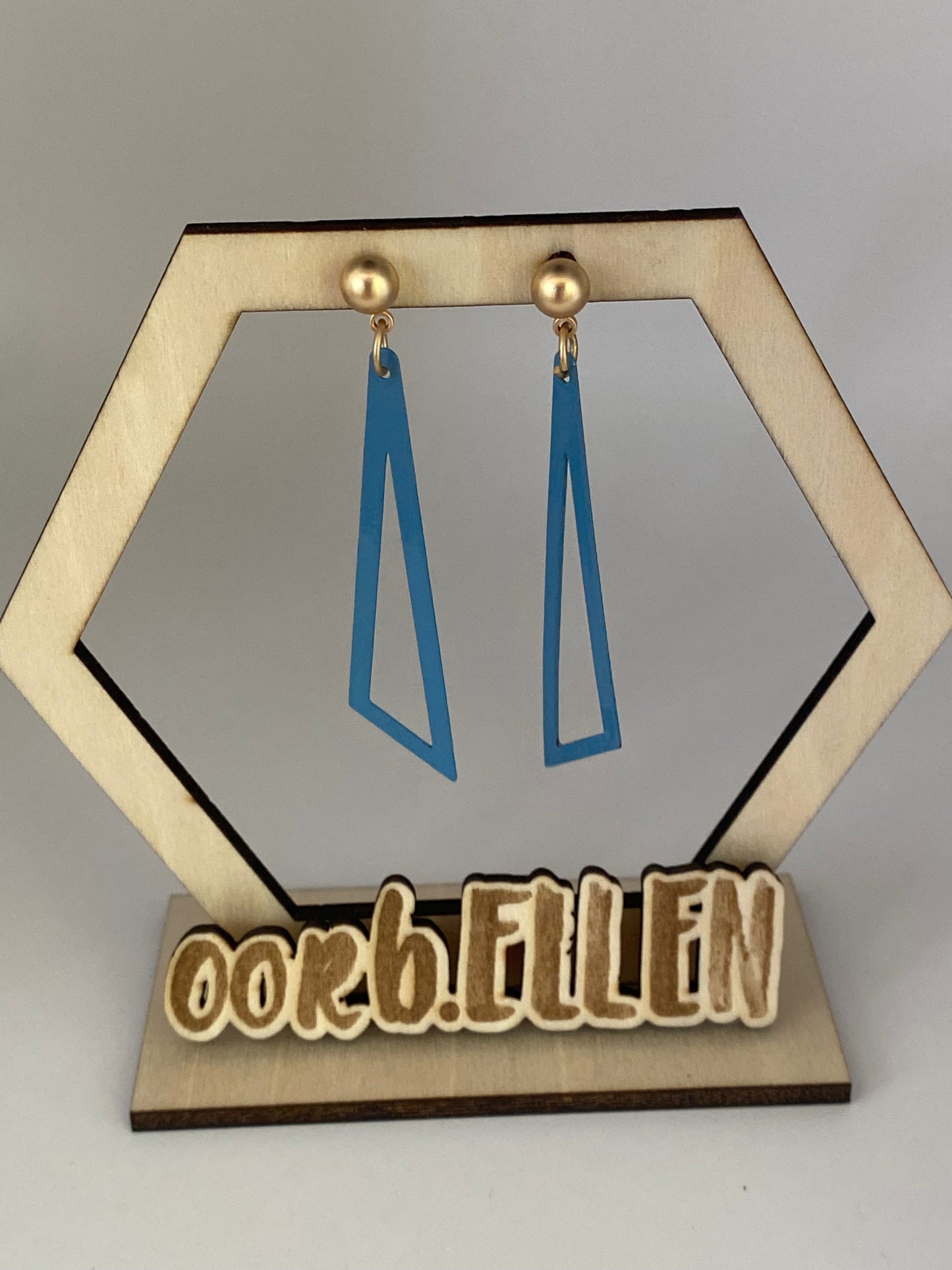 Lange blauwe driehoeken aan gouden bolletjes