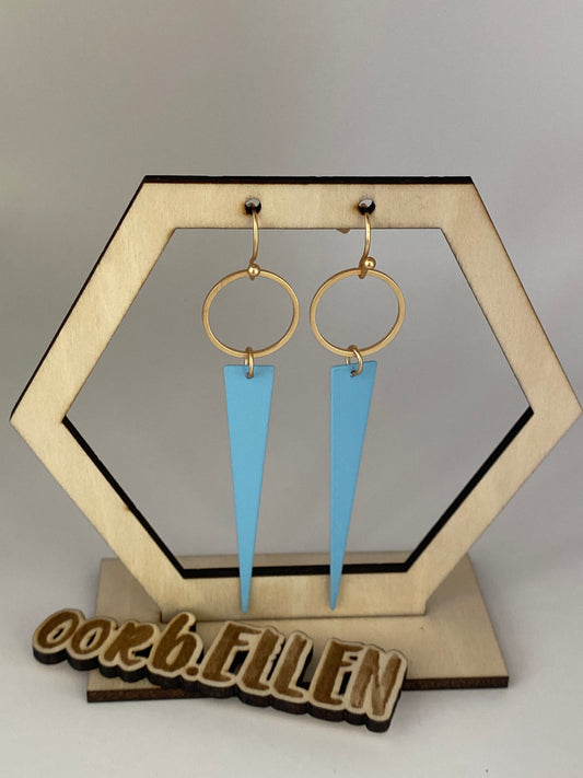 Lichtblauwe lange driehoeken en gouden cirkels