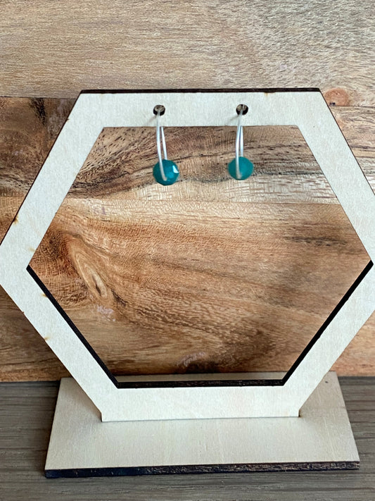 kleine groene glasparel aan zilveren ring oorhaak