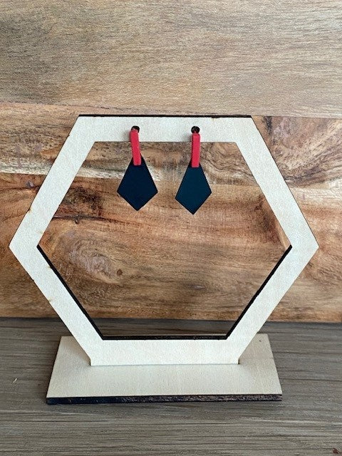 klein zwart ruitje aan rode staafje