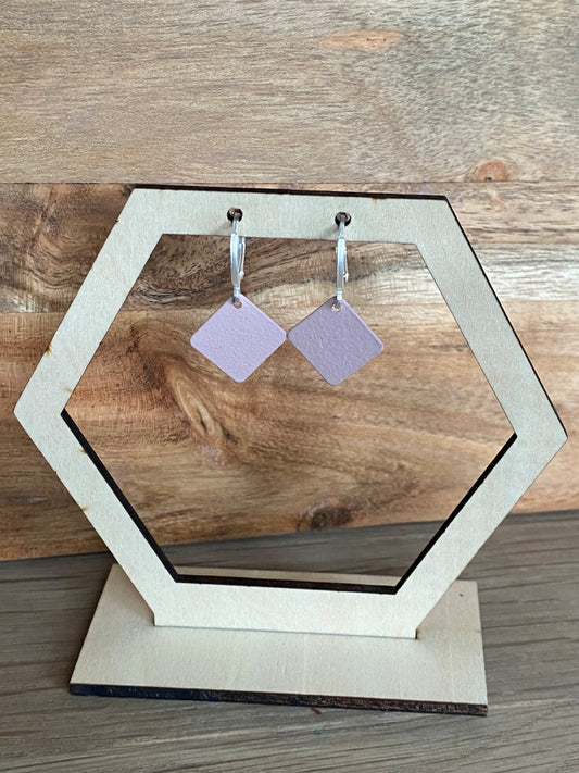 pastel oudroze ruitje aan zilveren oorknopje