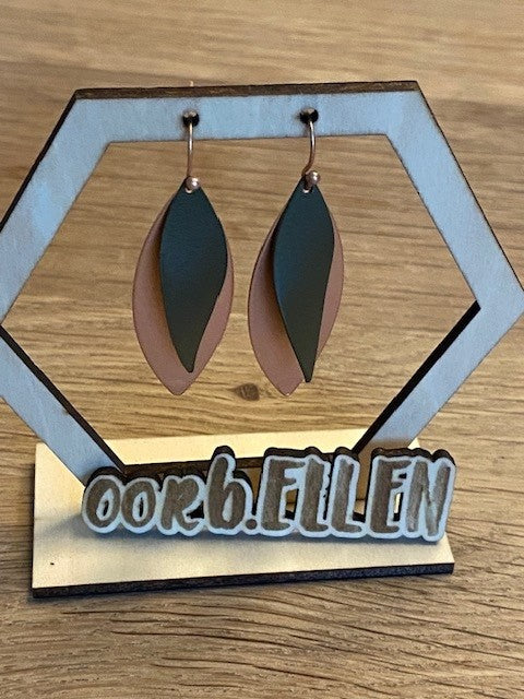 wippend blaadje op rosé blaadje Voorste blaadje is donker olijfgroen